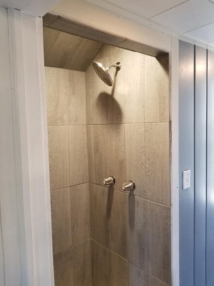 Attic Suite Bathroom - 401 Morgan Ave N