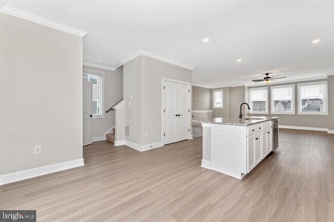 Building Photo - 424 Abigail Ave