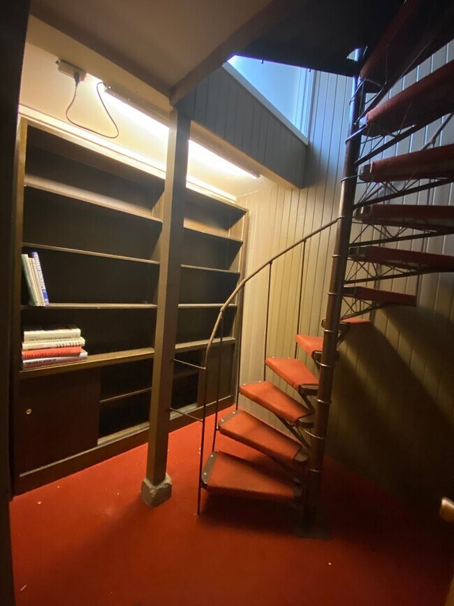 Building Photo - Unique View Property 3 bed, 3 bath located...