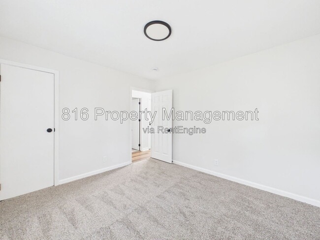 Building Photo - 9109 E 44th St