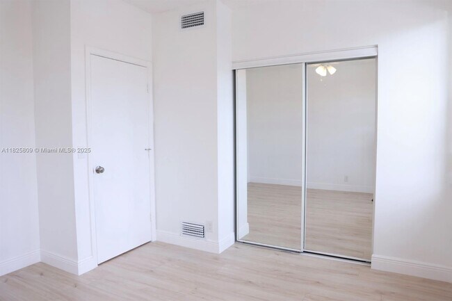 Building Photo - 16686 Hemingway Dr
