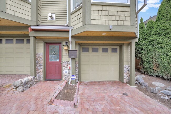 Building Photo - Rooftop Deck & Convenient Seattle Location