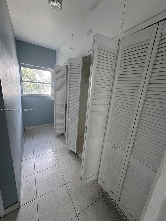 Building Photo - 10281 E Bay Harbor Dr