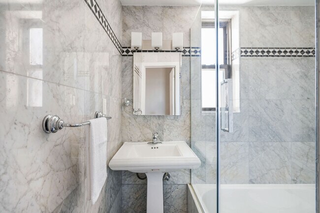 Building Photo - 234 W 73rd St