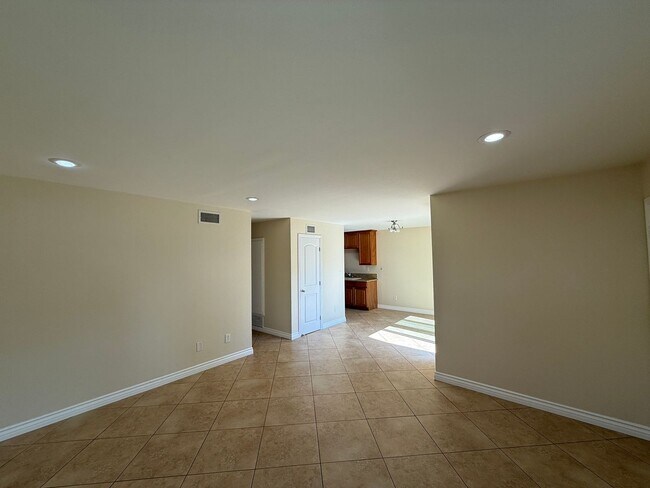 Building Photo - 3 Bedroom Condo for Lease with a 1 Car Garage