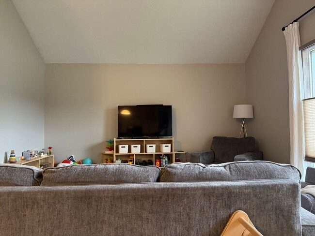 Building Photo - Spacious Corner Townhome with Private Yard...