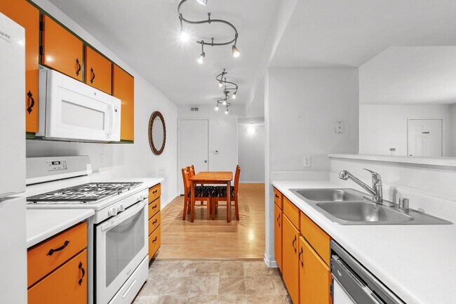 Building Photo - 2 Bedroom/2 Bathroom Condo in Quiet Gated ...