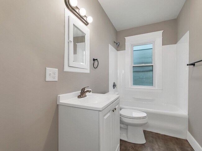 Building Photo - 54 Brook St