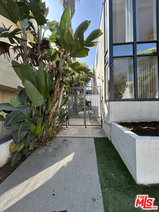 Building Photo - 1233 Barry Ave