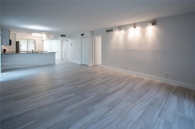 Building Photo - 16471 Blatt Blvd