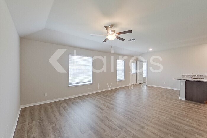 Building Photo - 301 St James Pl