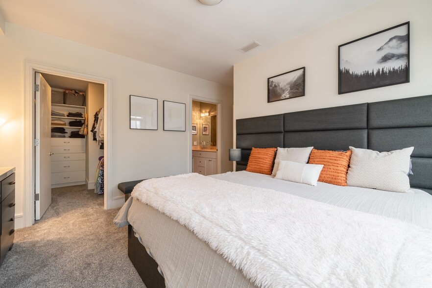 Building Photo - 711 W Grand Ave