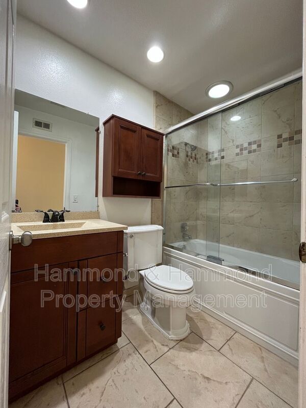 Building Photo - 489 Knollwood Dr