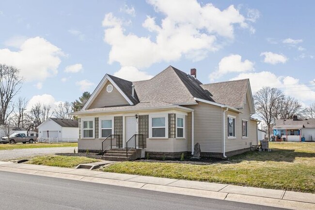 Building Photo - Remodeled 3 Bed 2 Full Bath Within Walking...