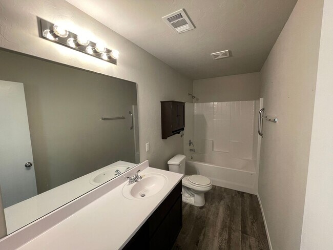 Building Photo - 3 bed 2 bath open living and beautiful finishes!