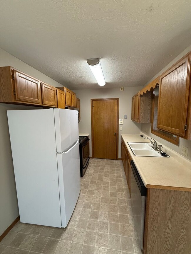 Building Photo - 2 bed 2 bath duplex
