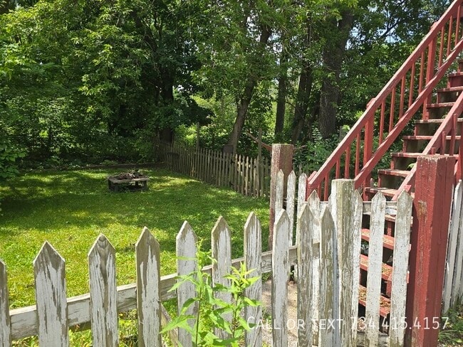 Building Photo - 110 E Summit-