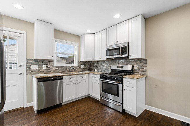 Building Photo - 557 E Royal Forest Blvd