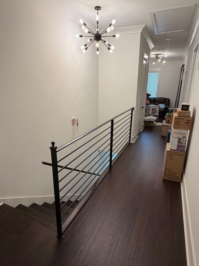 Building Photo - Gorgeous Single Family Home, 4BD/4BA with Large Backyard