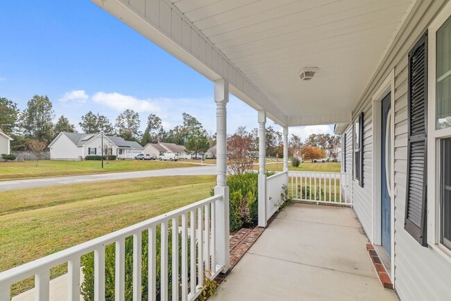 Building Photo - 3 Bedroom 2 Bathroom Home