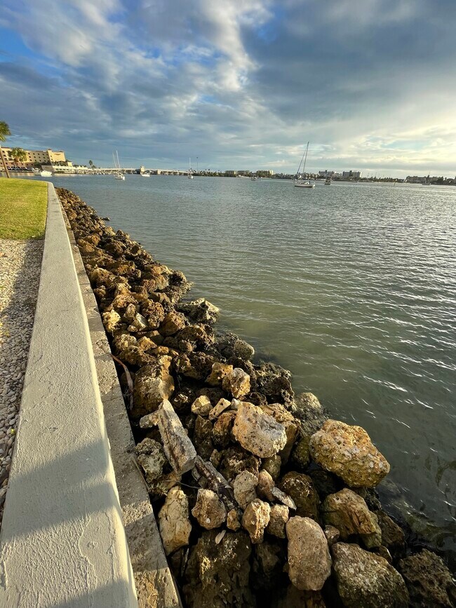 Building Photo - 4750 Cove Cir