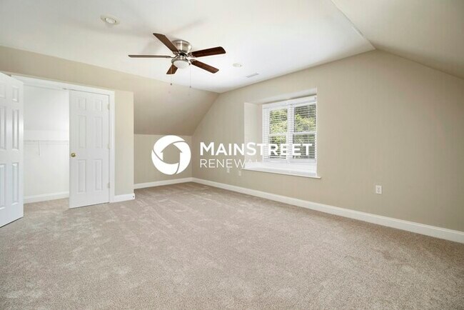 Building Photo - 5 Bedroom Pet-Friendly Home in Charlotte, NC with Main Street Renewal