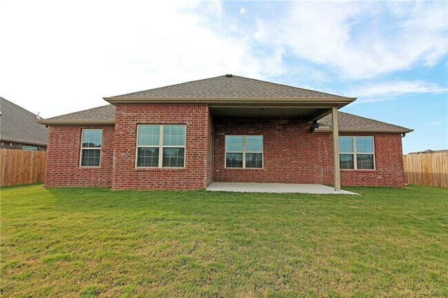 Building Photo - 2303 SW Elington St