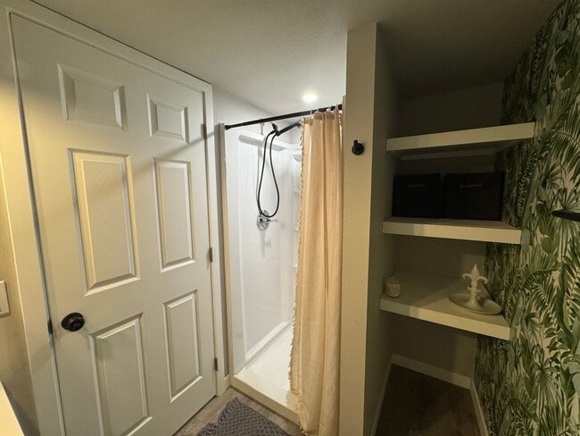 Building Photo - Fully Furnished 1-Bedroom Apartment – Private Entry – Sellwood