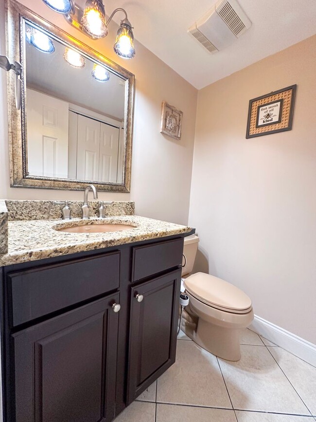 Building Photo - Unfurnished 2 Bedroom Townhome Near the Be...