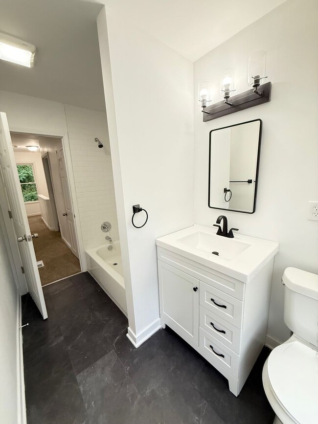 Building Photo - Newly Remodeled 2 or 3 Bedroom In Upper La...