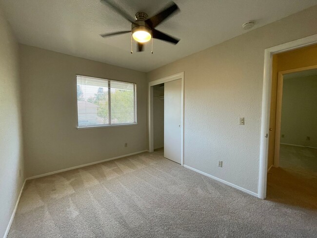 Building Photo - Spacious & Bright 3-Bedroom, 2 and 1/2 Bat...