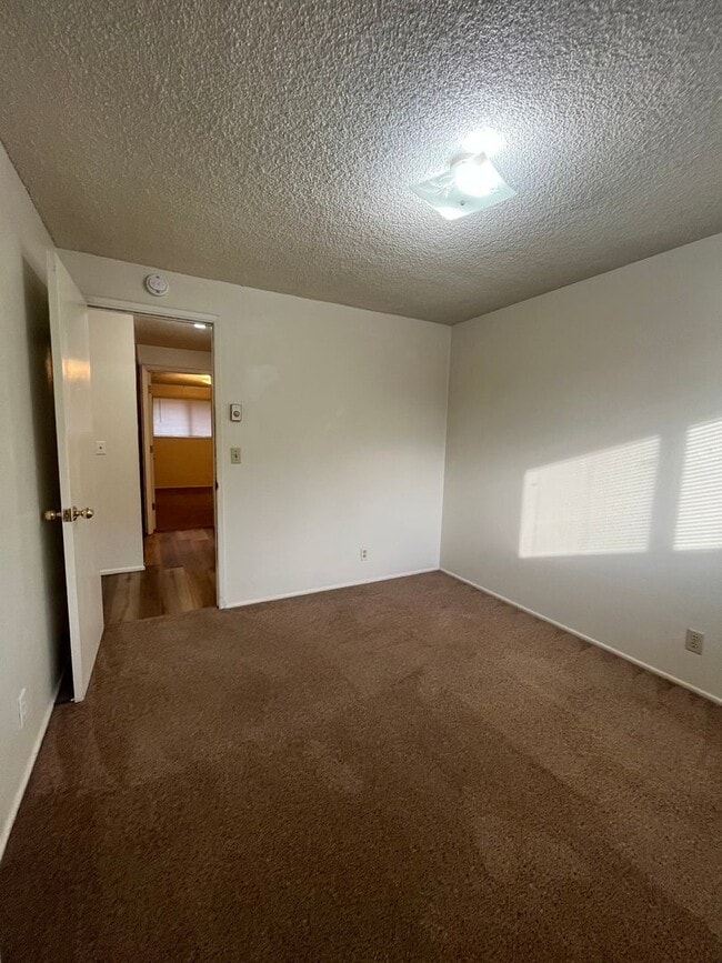 Building Photo - 2-Bedroom 1-Bathroom Tri-Plex in Thurston!