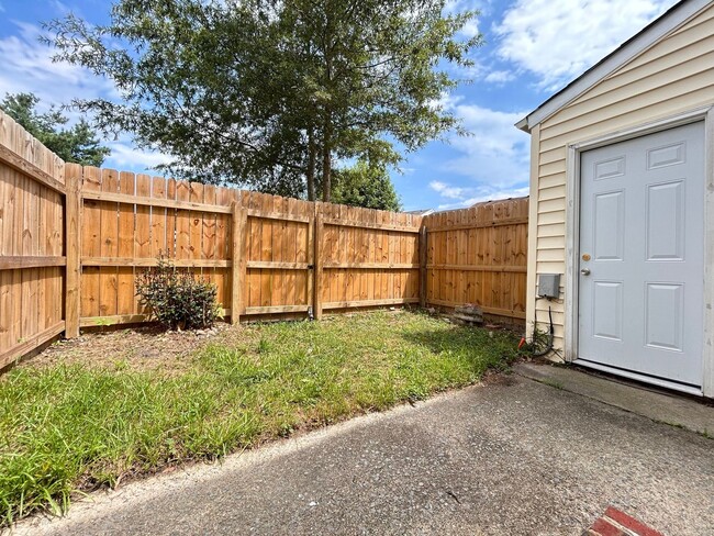 Building Photo - 3-Bedroom Townhome with Spacious Backyard ...