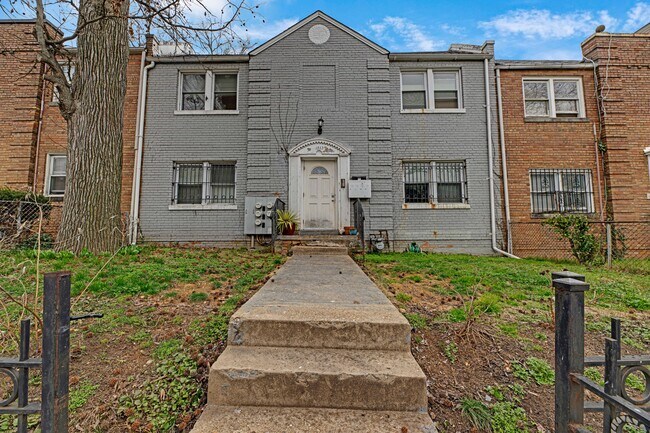 Building Photo - 1233 Raum St NE