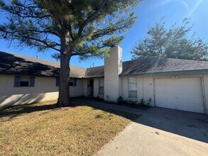 Building Photo - 2 bed 2 bath duplex refreshed with new flo...