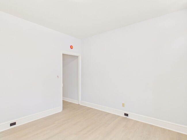 Building Photo - 2 Bedroom Single Family on Penn with Bonus Room