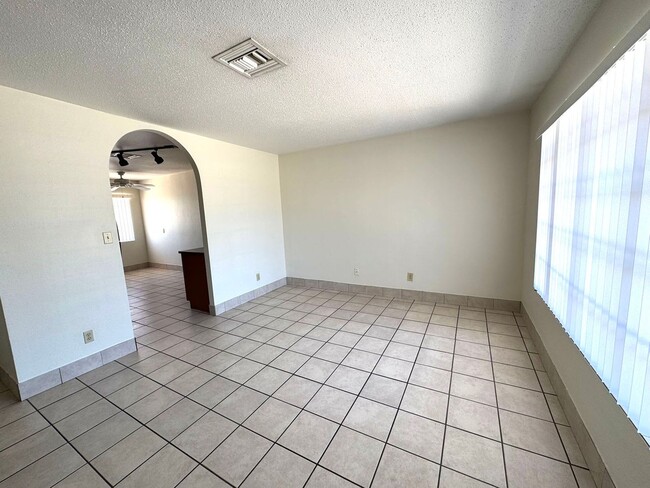 Building Photo - NICE UPDATED 2BED 1BATH HOME LOCATED NEAR ...