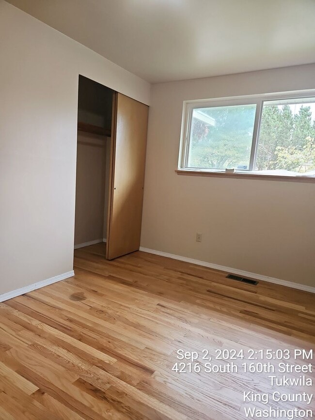 Building Photo - Tukwila/SeaTac daylight rambler - large home for rent - 4 bedrooms 2 bathrooms with 2 kitchens - ...