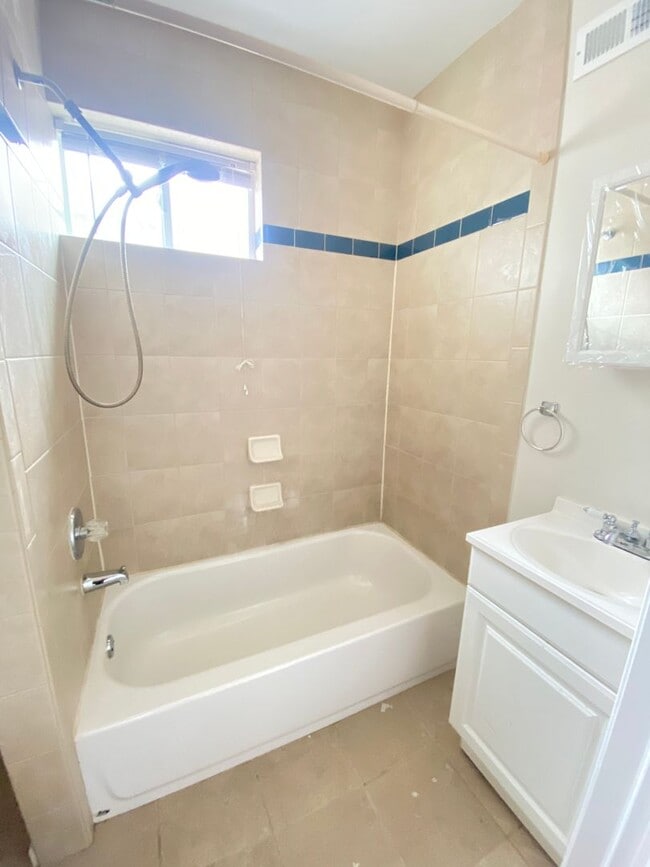 Building Photo - 3B1.5B Row House Available NOW in Fishtown