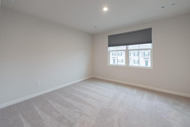 Building Photo - 3 bedroom, 2.5 bathroom townhouse.