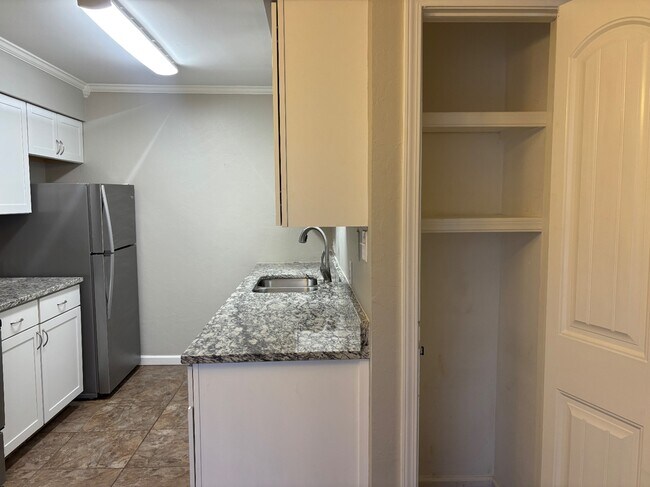 Building Photo - 4313 E 68th St