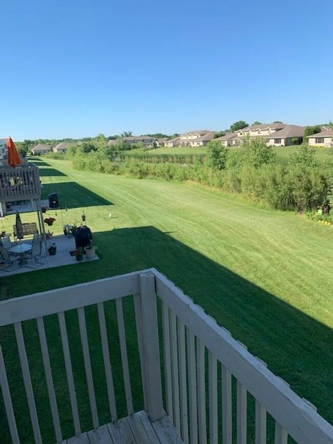 Building Photo - Spacious 2 Bedroom Upper Level Apartment