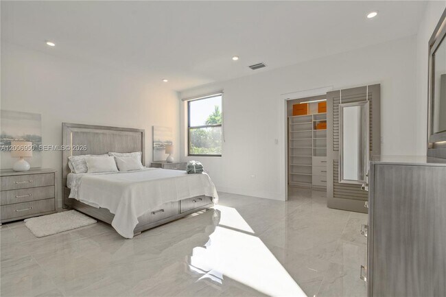 Building Photo - 2889 SW 33rd Ave