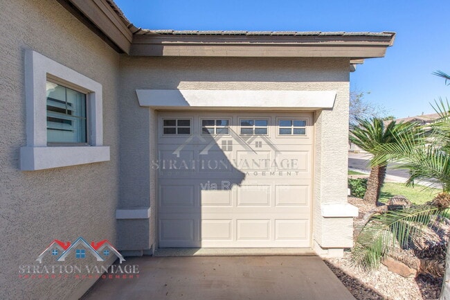 Building Photo - 661 E Julian Dr