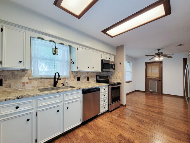 Building Photo - 10282 Valley Dr S