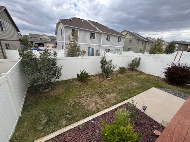 Building Photo - 4 Bedroom 3.5 Bath Townhome in Saddle Ridge!!!