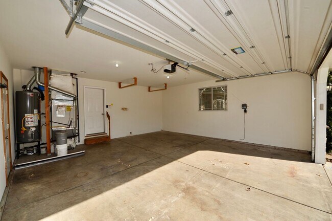 Building Photo - 3 bed 2 bath rancher with office