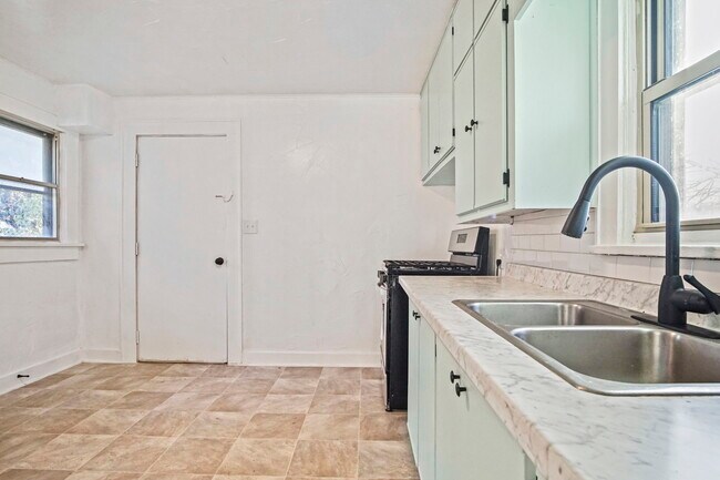 Building Photo - 1524 NE 8th St