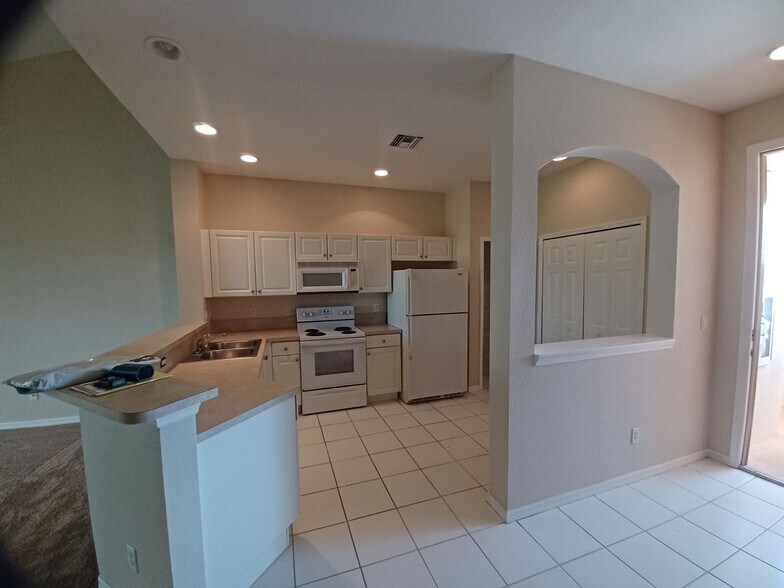 Building Photo - 3/2 Condo in gated community off Colonial Blvd