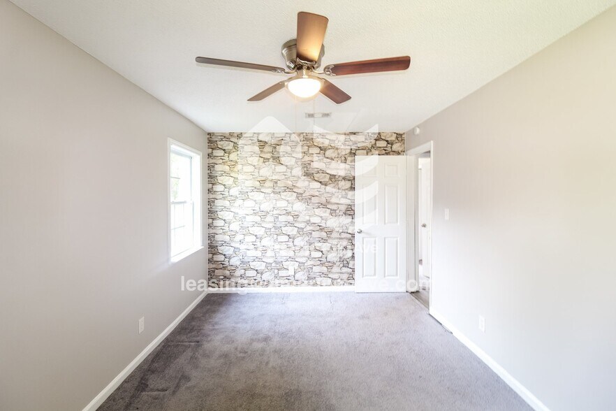 Building Photo - 425 Petunia Ave